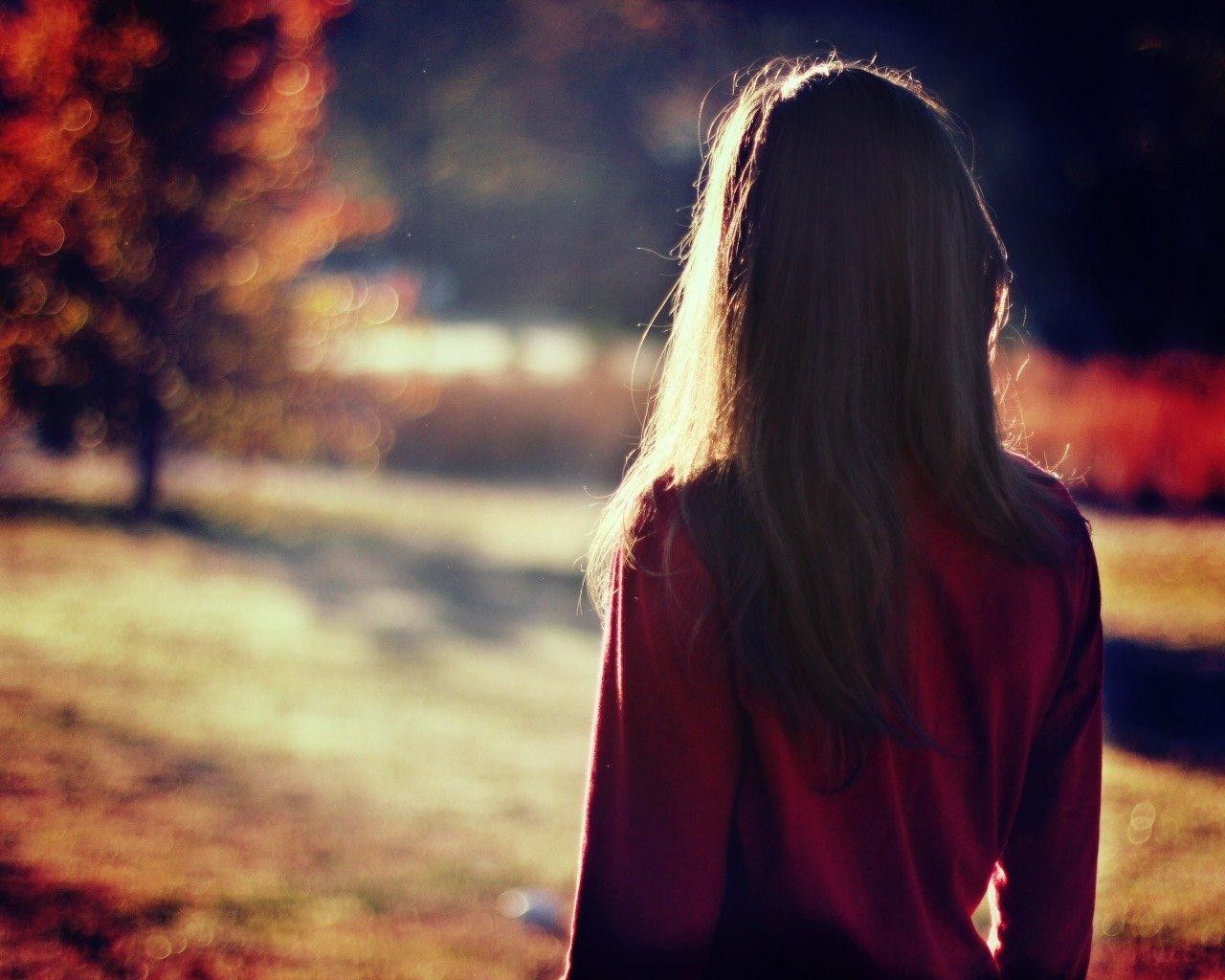 Фото девушки со спины на фоне заката