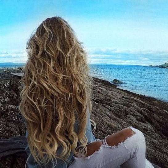 Фото блондинки со спины со средними волосами на природе