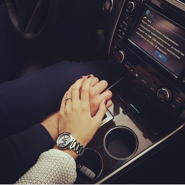 Рука мужская и женская вместе фото в машине