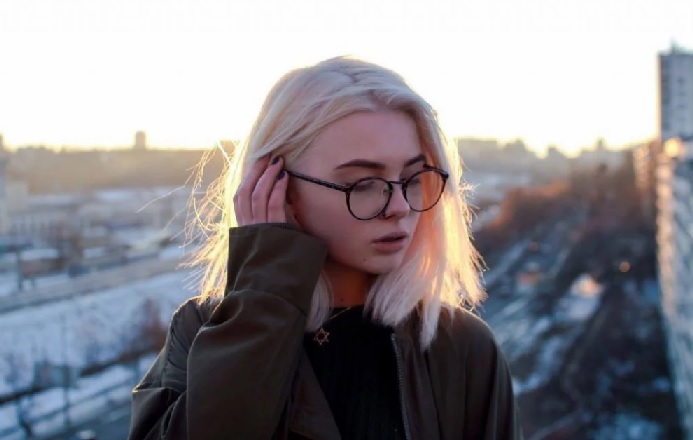 Фото девушки с русыми волосами в очках